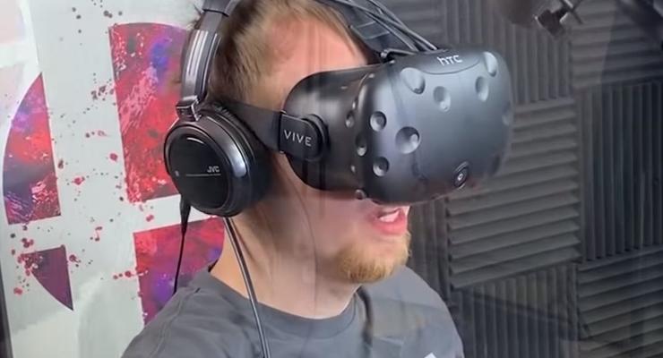 Ел, пил и спал: Геймер провел сутки в шлеме виртуальной реальности