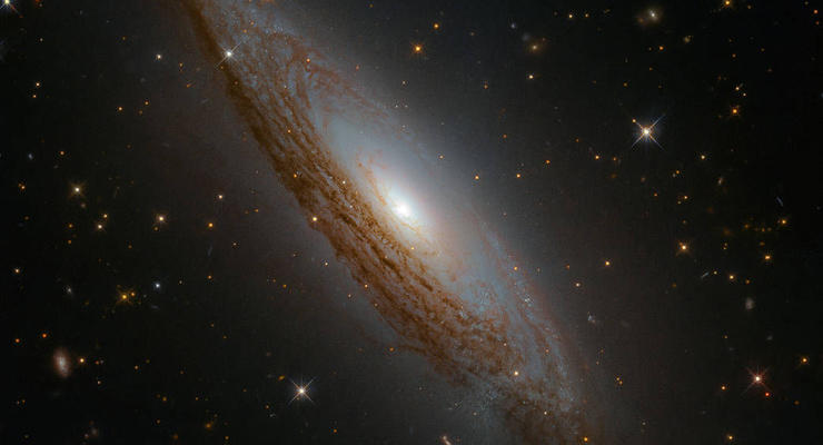 Телескоп Хаббл показал прожорливую черную дыру