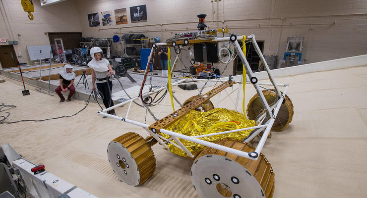 NASA начало тестирование лунохода для поиска воды