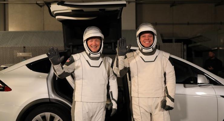 Астронавтов SpaceX будут доставлять к ракетам на Tesla X
