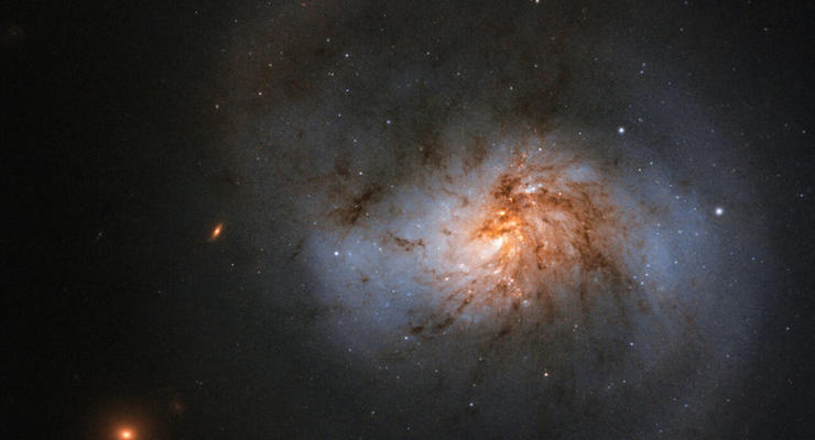Телескоп Хаббл сделал потрясающий снимок галактики с перемычкой