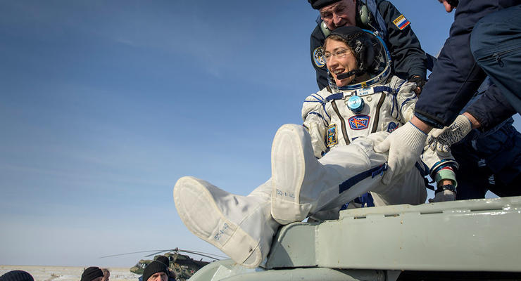 Астронавт-рекордсменка Кристина Кох приземлилась в Казахстане