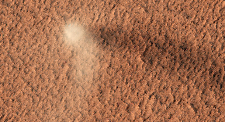 Пылевой дьявол: Спутник сделал фото урагана на Марсе