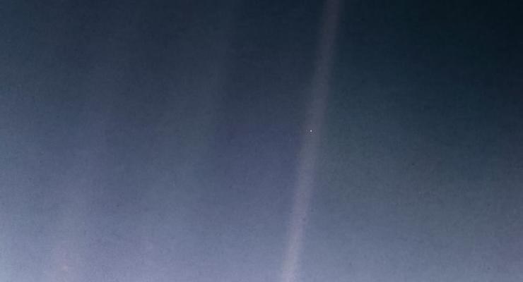 Бледно-голубая точка: В NASA отметили юбилей эпохального снимка