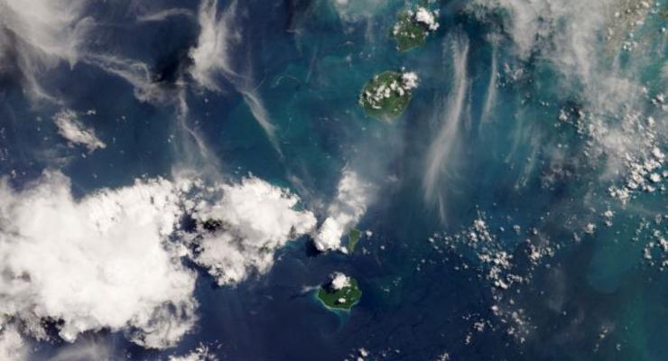 Извержение индонезийского вулкана увидели из космоса
