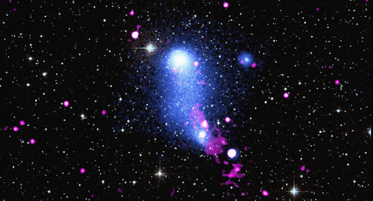Звездный мост: NASA показало древнее столкновение двух галактик