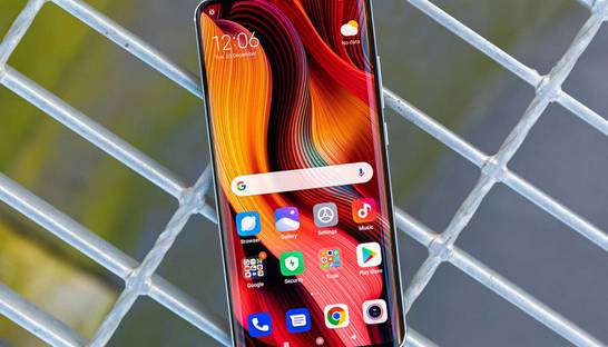 Названы лучшие флагманы и смартфоны среднего класса за месяц