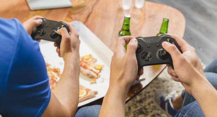 Интересный факт дня: 80% геймеров едят и пьют во время игры