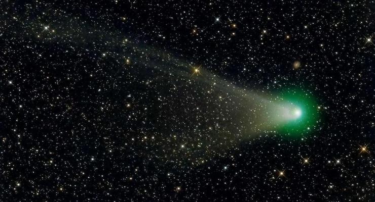 Обсерватория NASA засняла комету ATLAS на фоне солнечного ветра