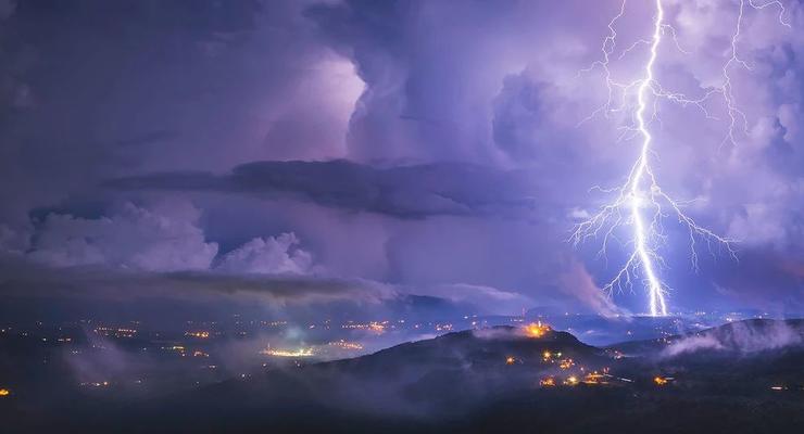 Зафиксирована самая большая и продолжительная молния в мире