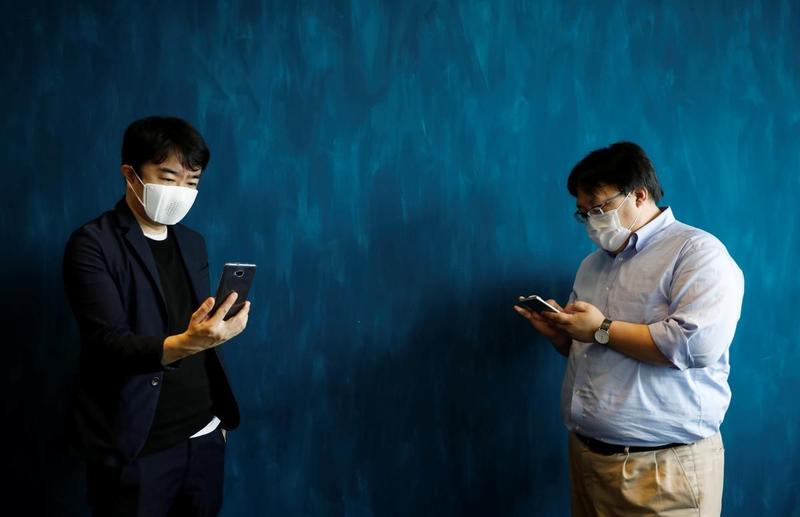 Японский стартап создал умную маску для пандемии коронавируса / Kim Kyung-Hoon