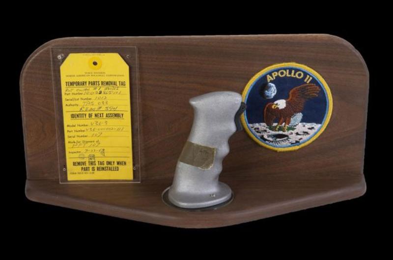 Джойстики космического корабля Аполлон-11 продали с аукциона / Julien’s Auctions