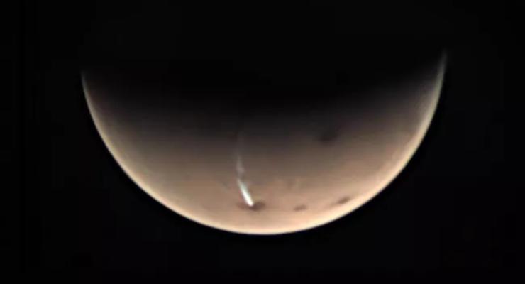 Над марсианским вулканом образовалось странное облако