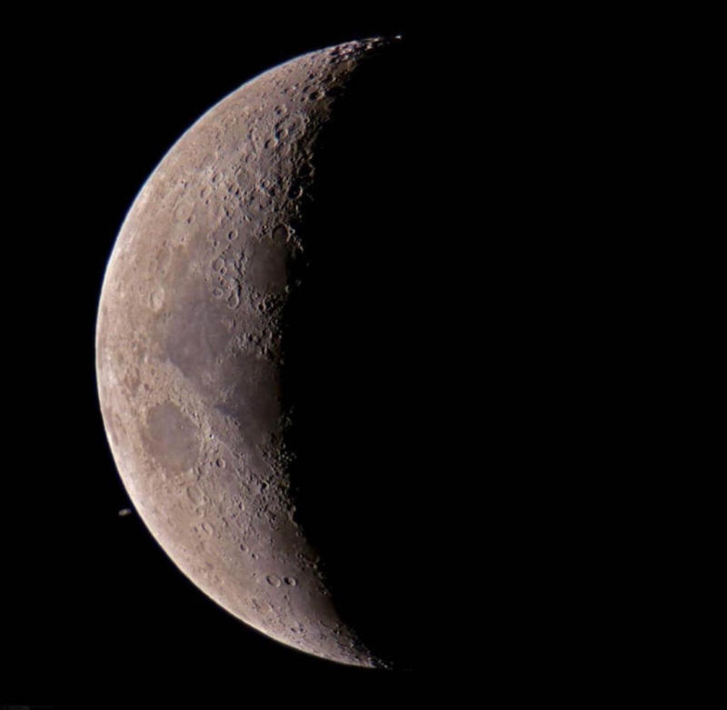 Фотограф заснял лунное затмение Сатурна / instagram.com