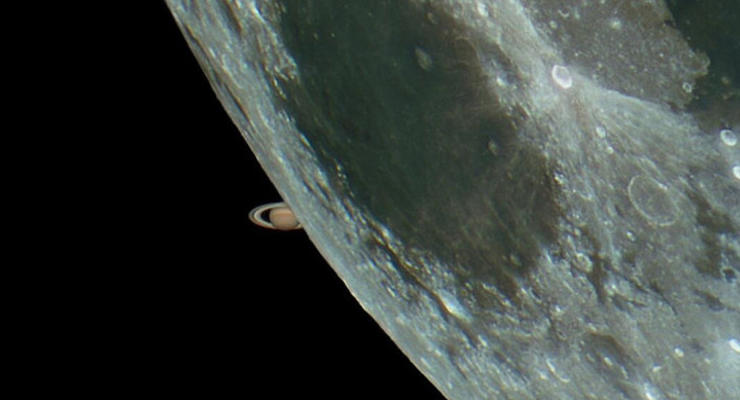 Фотограф заснял лунное затмение Сатурна