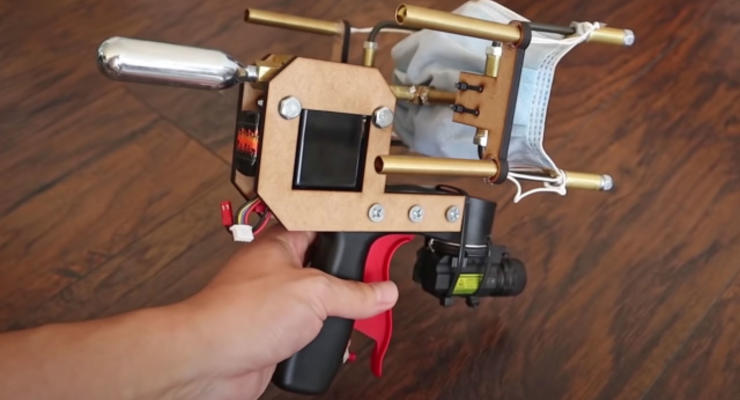 Видео дня: Блогер создал пистолет для стрельбы масками