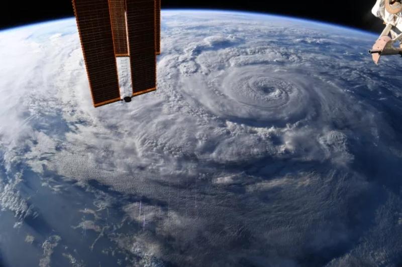 Астронавт заснял ураган Женевьева с борта МКС / Twitter