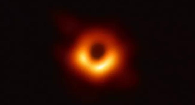 Кольцо вокруг черной дыры галактики M87 со временем колеблется