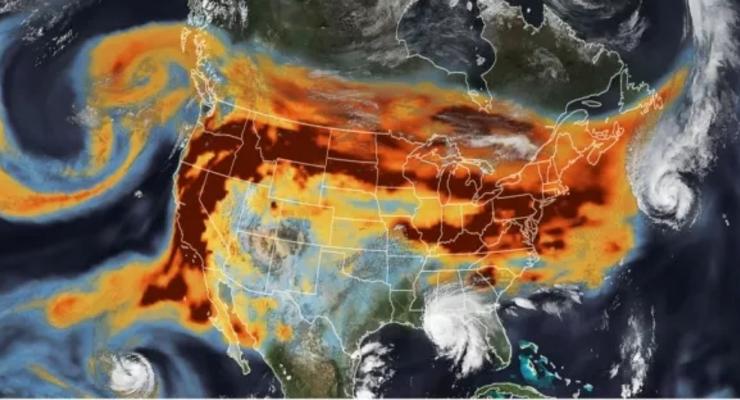 Спутник NASA заснял дым пожаров и ураганы над США