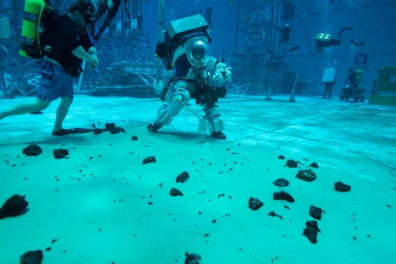 NASA испытало новые лунные скафандры под водой / NASA
