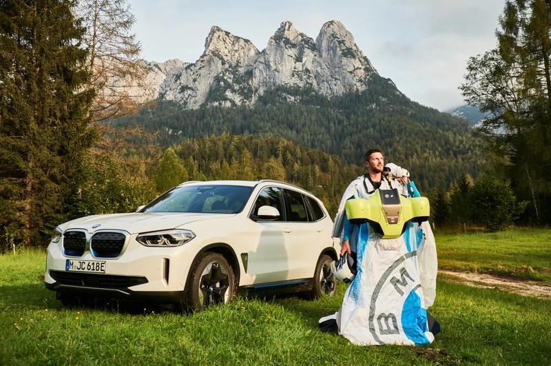Первый в мире электрический вингсьют испытали в деле / BMW