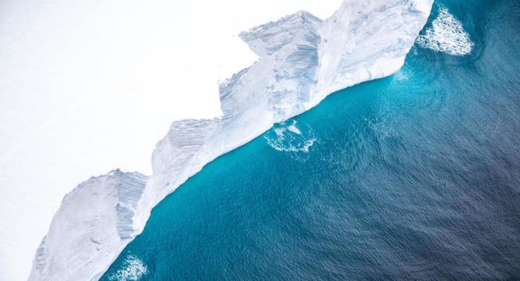 Самый большой в мире айсберг засняли с самолета