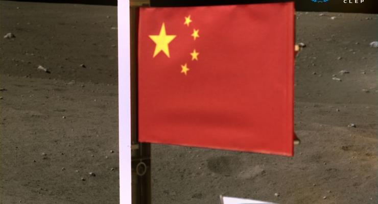 Китай установил свой флаг на Луне