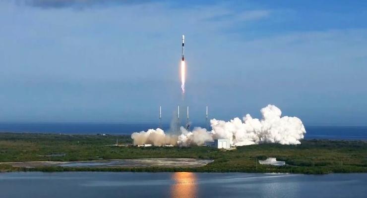 SpaceX запустил на орбиту мощный спутник и успешно посадил ракету