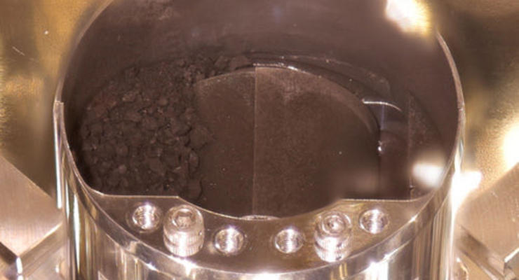 Японские ученые впервые заглянули внутрь капсулы с образцом астероида