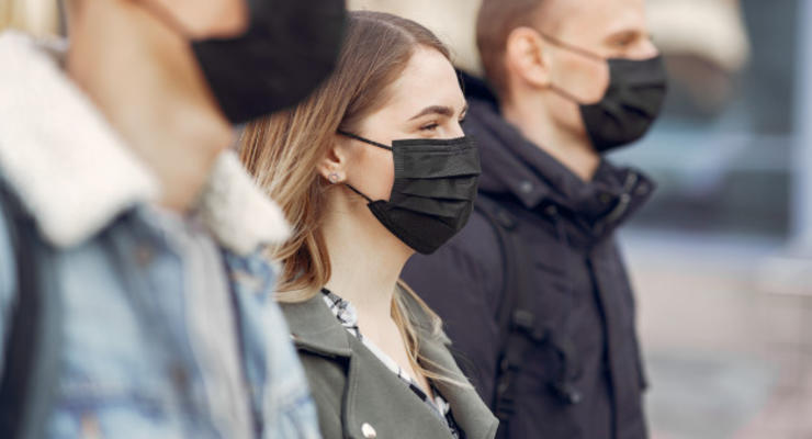 Ученые объяснили, почему нам трудно узнавать людей в масках