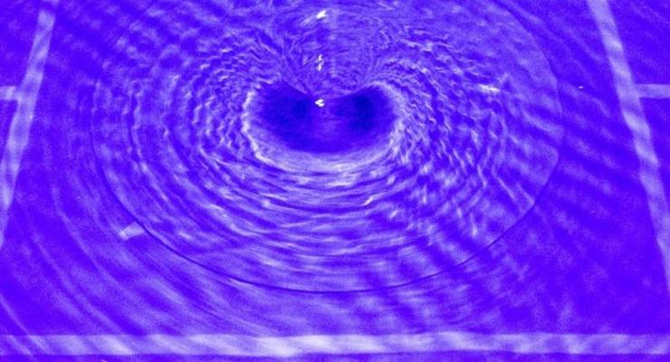 Слив воды в ванне раскрыл механизм физики черных дыр
