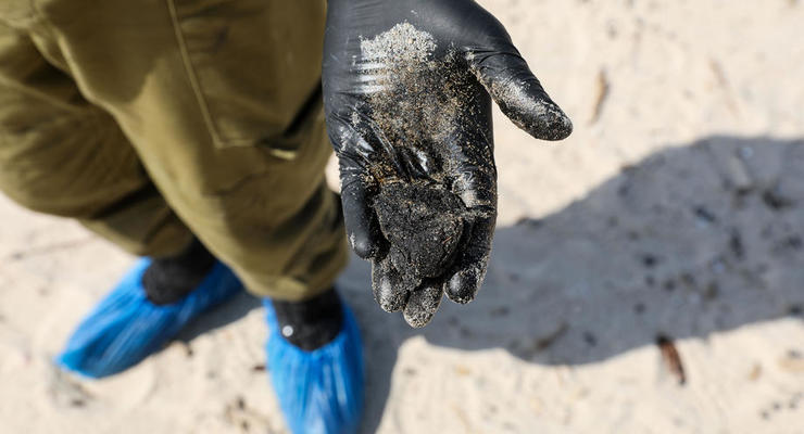 Загадочный разлив нефти покрыл берег Израиля ядовитыми шарами