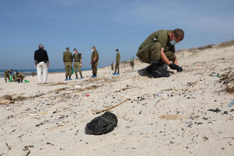 Загадочный разлив нефти покрыл берег Израиля ядовитыми шарами / EPA/UPG