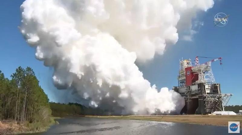 Двигатель огромной лунной ракеты NASA испытали огнем