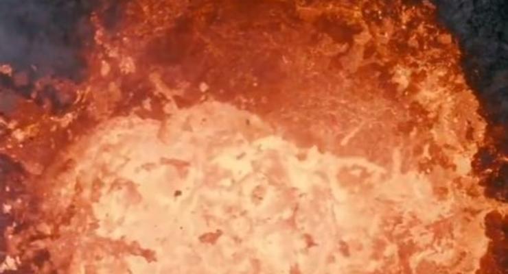 Видео дня: Фотограф пожертвовал дроном ради потрясающих кадров вулкана