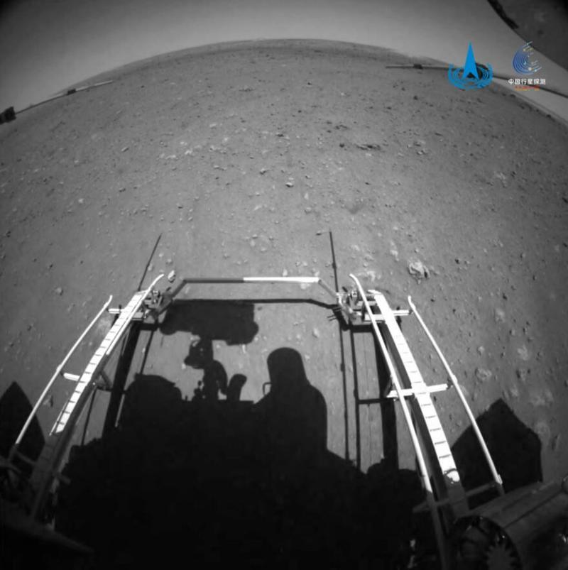Китайский марсоход выкатился на поверхность Марса через неделю после посадки / CNSA