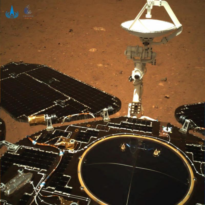 Китайский марсоход выкатился на поверхность Марса через неделю после посадки / CNSA