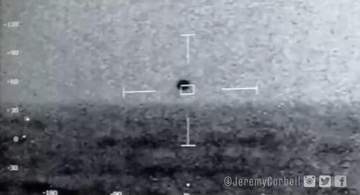 Видео дня: Сферический НЛО погружается в океан на кадрах ВМС США