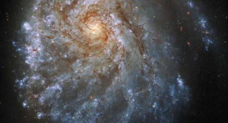 Телескоп Хаббл обнаружил деформированную гравитацией галактику