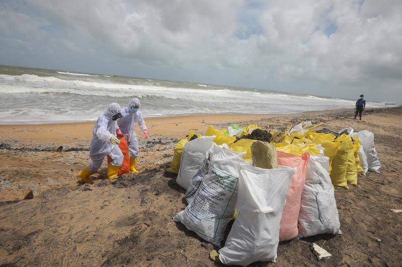 Тонны токсичных гранул покрыли пляжи Шри-Ланки / EPA/UPG