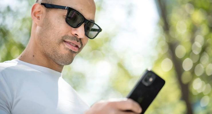 Первые умные солнцезащитные очки могут менять оттенок через смартфон