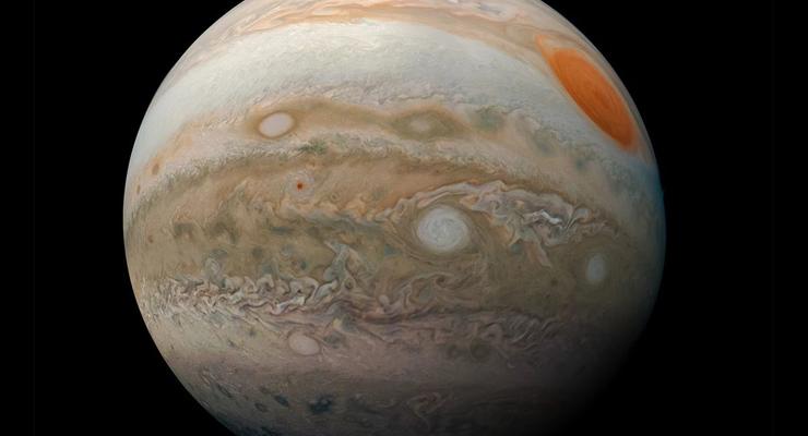 Ученые воссоздали в лаборатории возможный гелиевый дождь на Юпитере