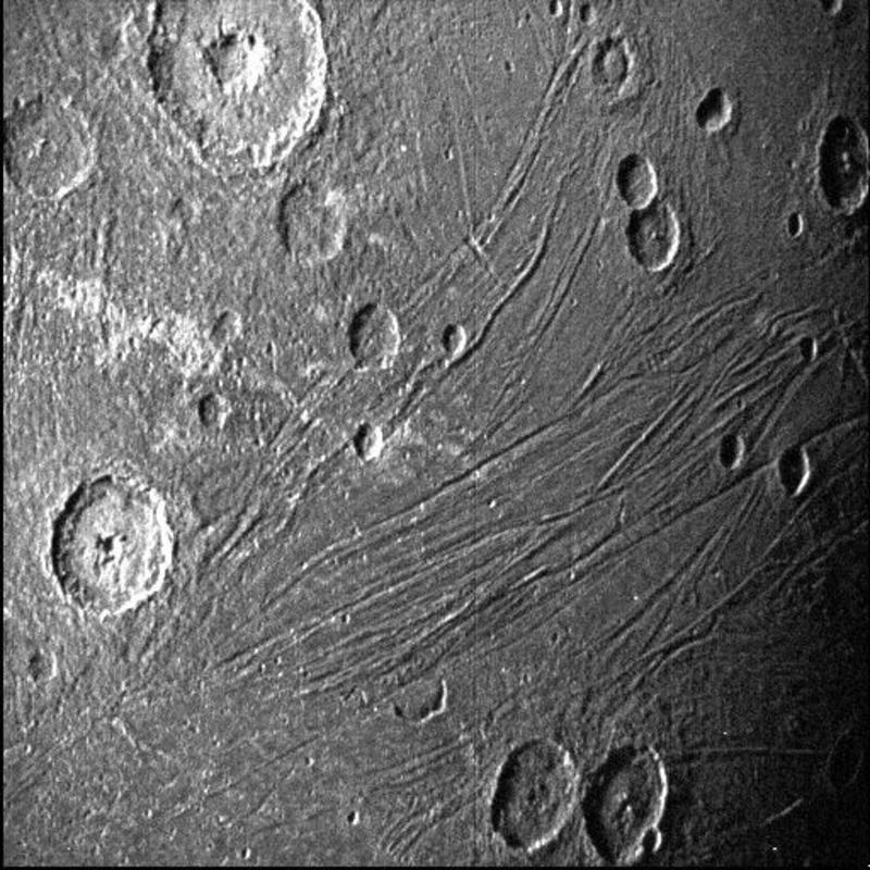 Получены четкие изображения самой большой луны Солнечной системы / NASA