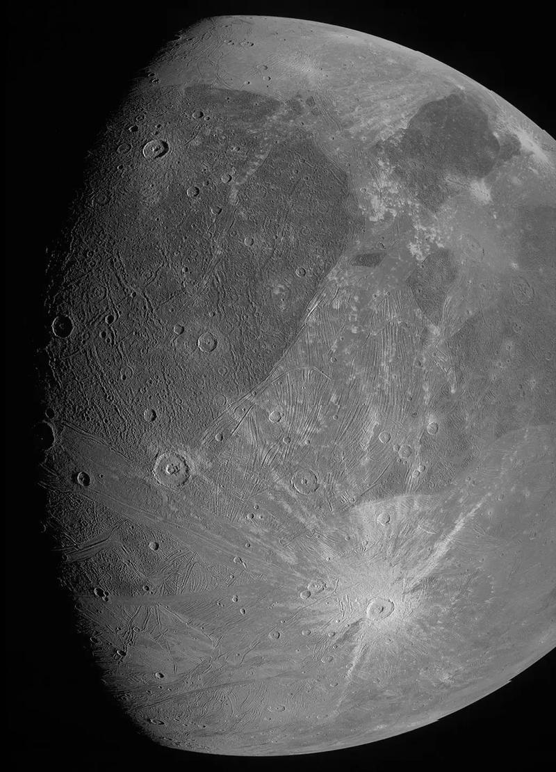 Получены четкие изображения самой большой луны Солнечной системы / NASA