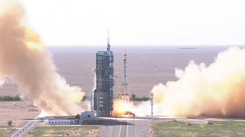 Китай отправил трех космонавтов на новую космическую станцию / CCTV