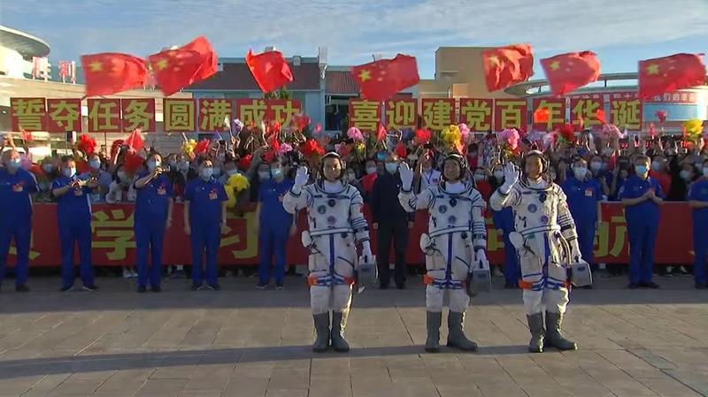 Китай отправил трех космонавтов на новую космическую станцию / CCTV
