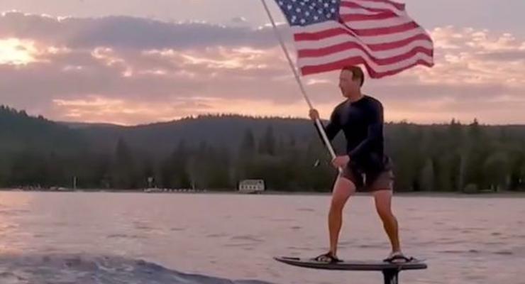 Марк Цукерберг на серфе и с флагом поздравил США с Днем независимости