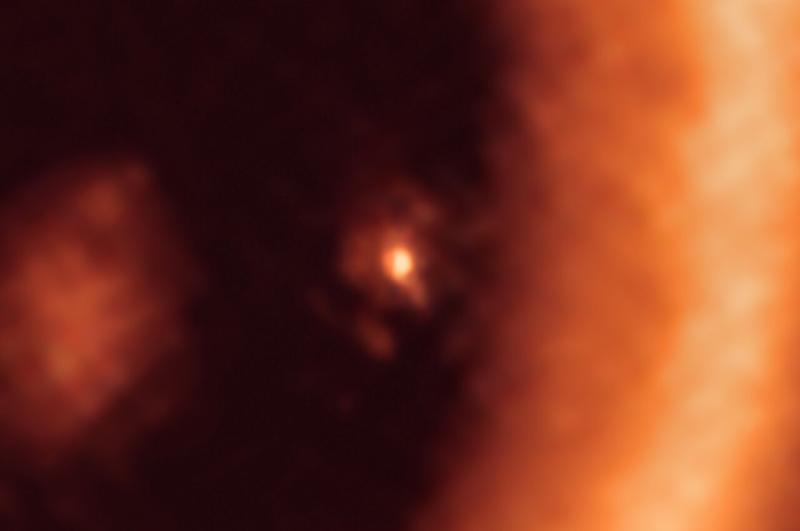 Астрономы сделали снимок лунного диска, окружающего другую планету / ESO