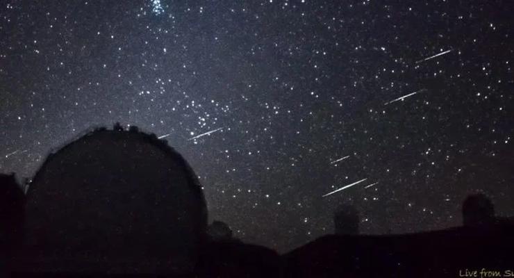 Видео дня: Камера телескопа засняла скопление метеоров на Гавайях