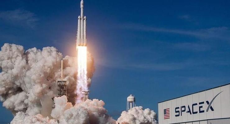 SpaceX запустит частный спутник для показа рекламы